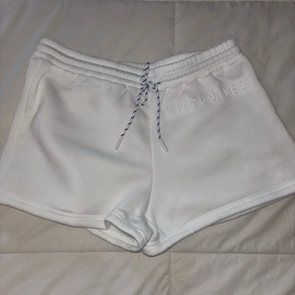 3/$40❗️Missguided White Women's Shorts - Picture 4 of 13